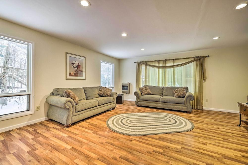 Tobyhanna Home w/ Deck in Quiet Community!