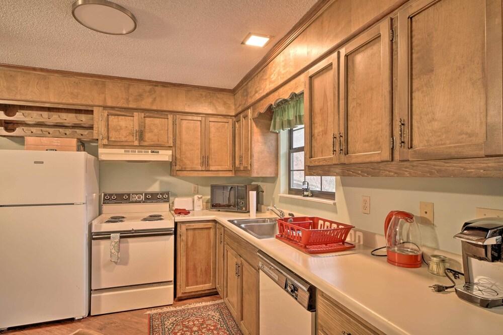 Inviting Apartment w/ Deck in Smoky Mountains
