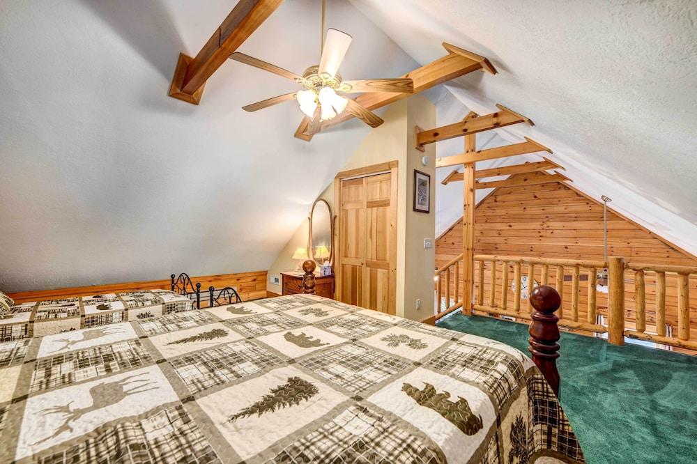 Waynesville Cabin w/ Covered Deck & Fire Pit!