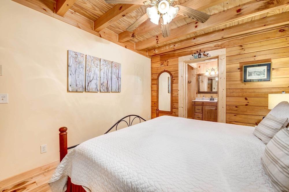 Waynesville Cabin w/ Covered Deck & Fire Pit!