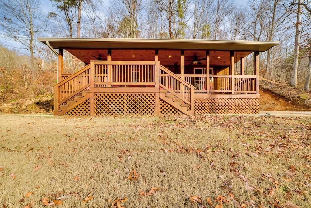 Cozy Waverly Cabin w/ Fireplace & Deck!