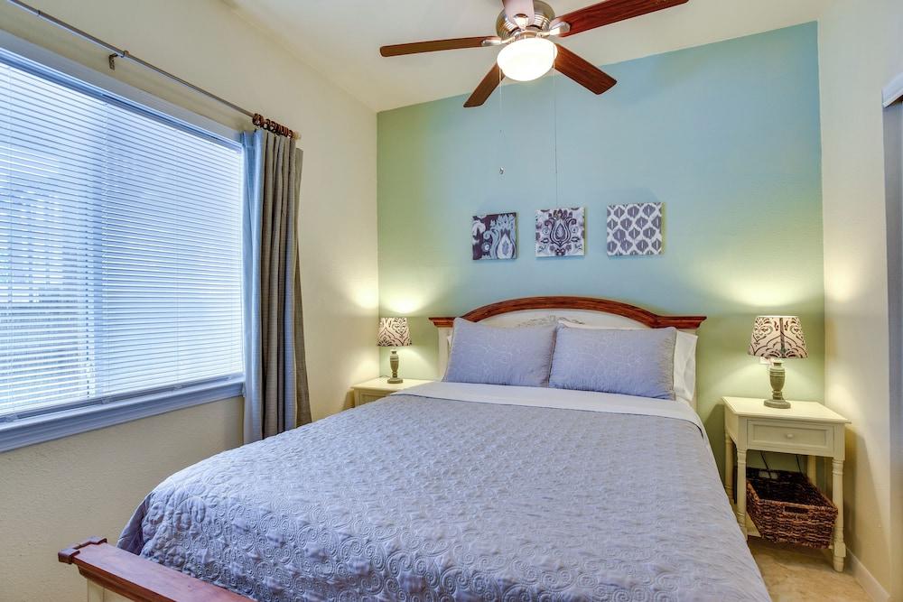 Padre Island Condo w/ Pool Access - Walk to Beach!