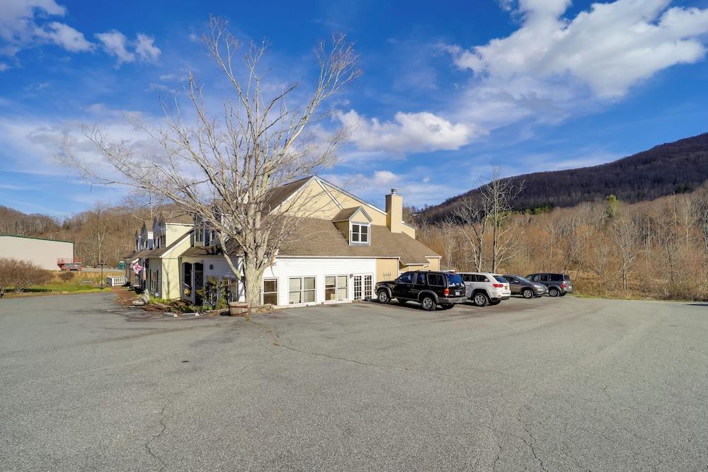 Lookout Deck + Mtn Views: Banner Elk Condo!