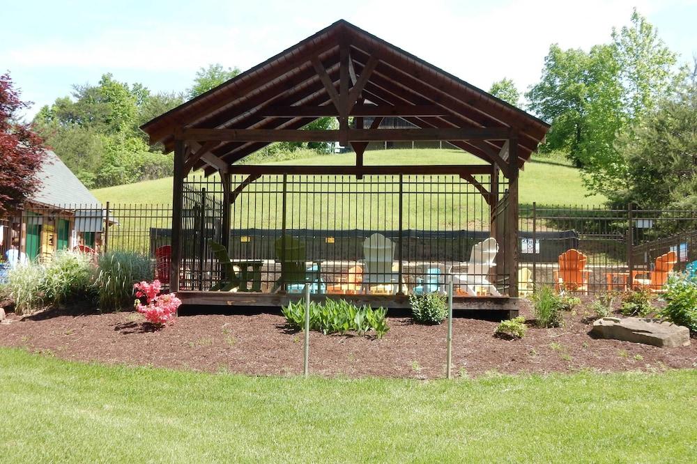 Inviting Sevierville Cabin w/ Deck & Hot Tub!