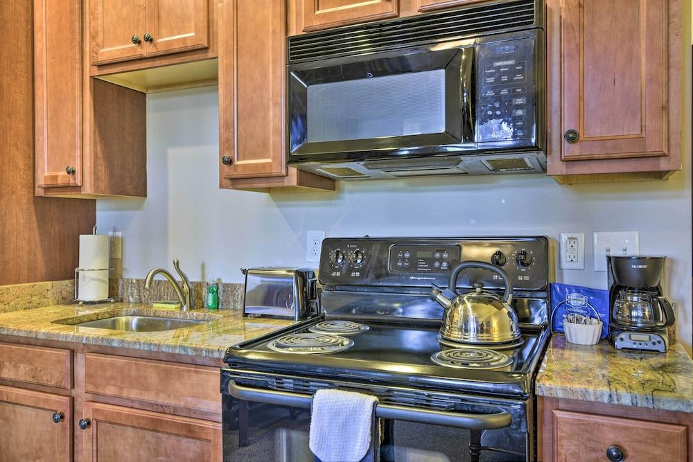 Resort-style Condo on Golf Course w/ Private Pool!