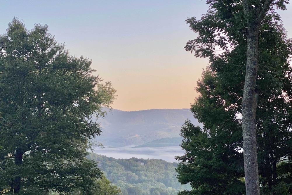 Luxury Sugar Mountain Hideaway: Deck & Mtn Views