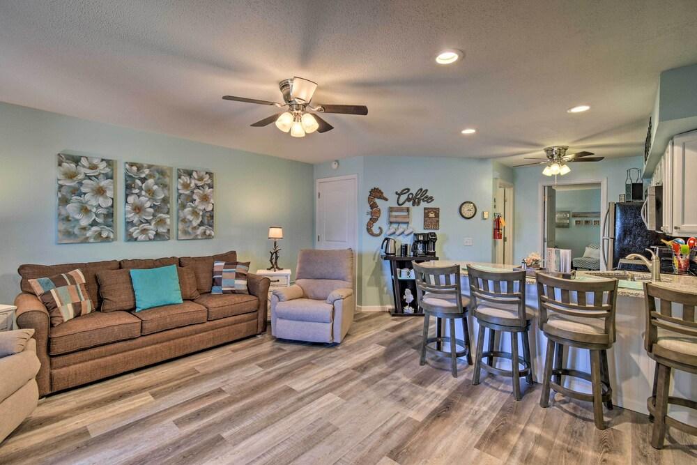 Waterfront Lake Delton Condo w/ Pool & Spa Access!