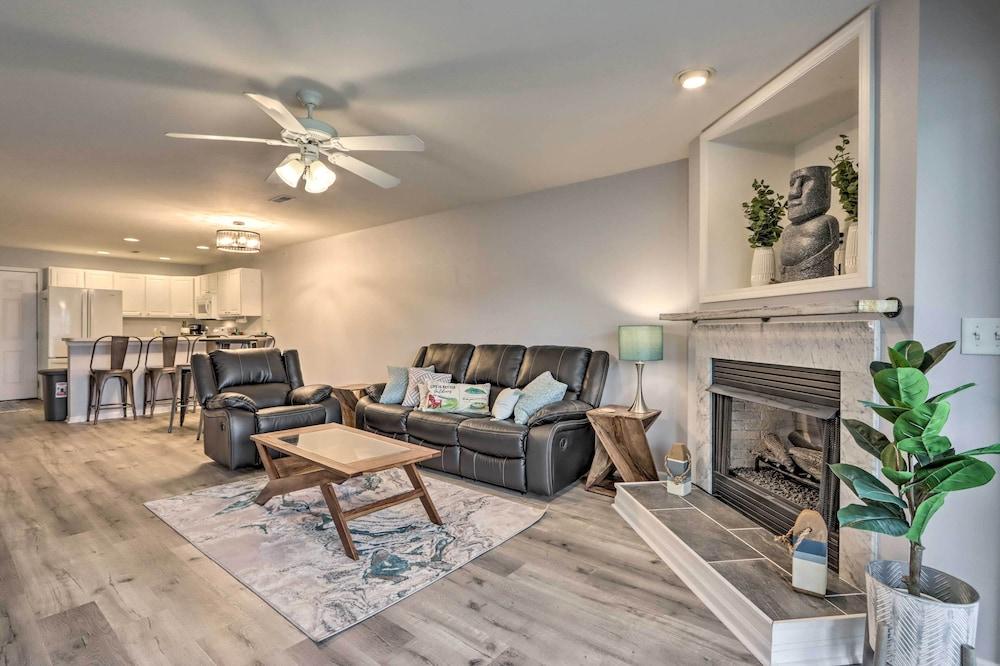 Pool Access & Lake Views: Camdenton Condo