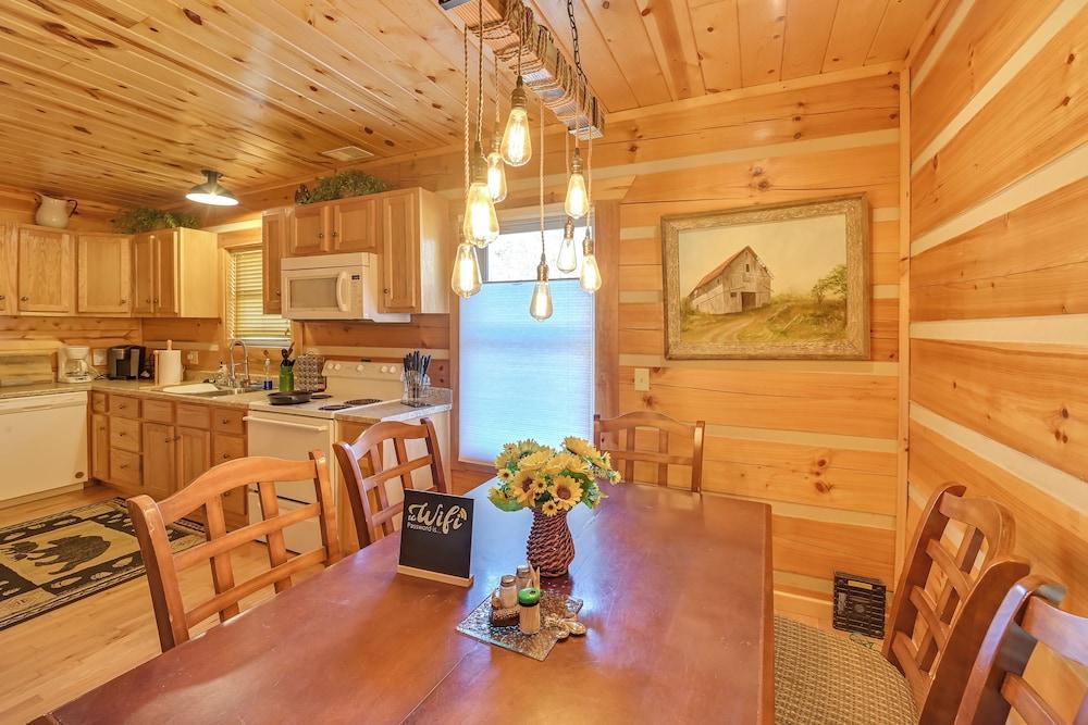 Secluded Retreat: Bbq, Lawn Games, & Fire Pit!