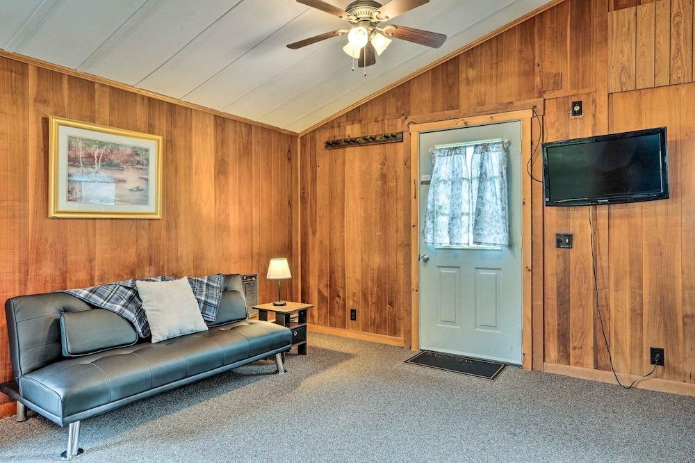 Cozy Franconia Cottage w/ Community Pool & Hot Tub