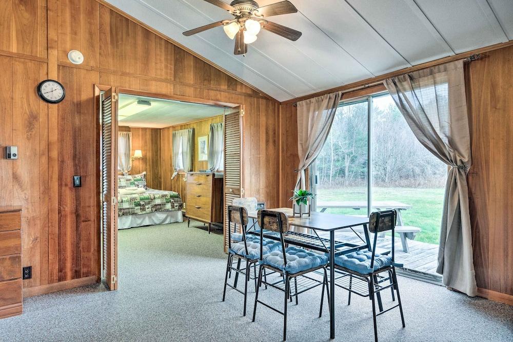 Cozy Franconia Cottage w/ Community Pool & Hot Tub
