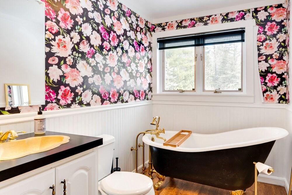 Rustic Mountain-view Farmhouse on 159 Acres