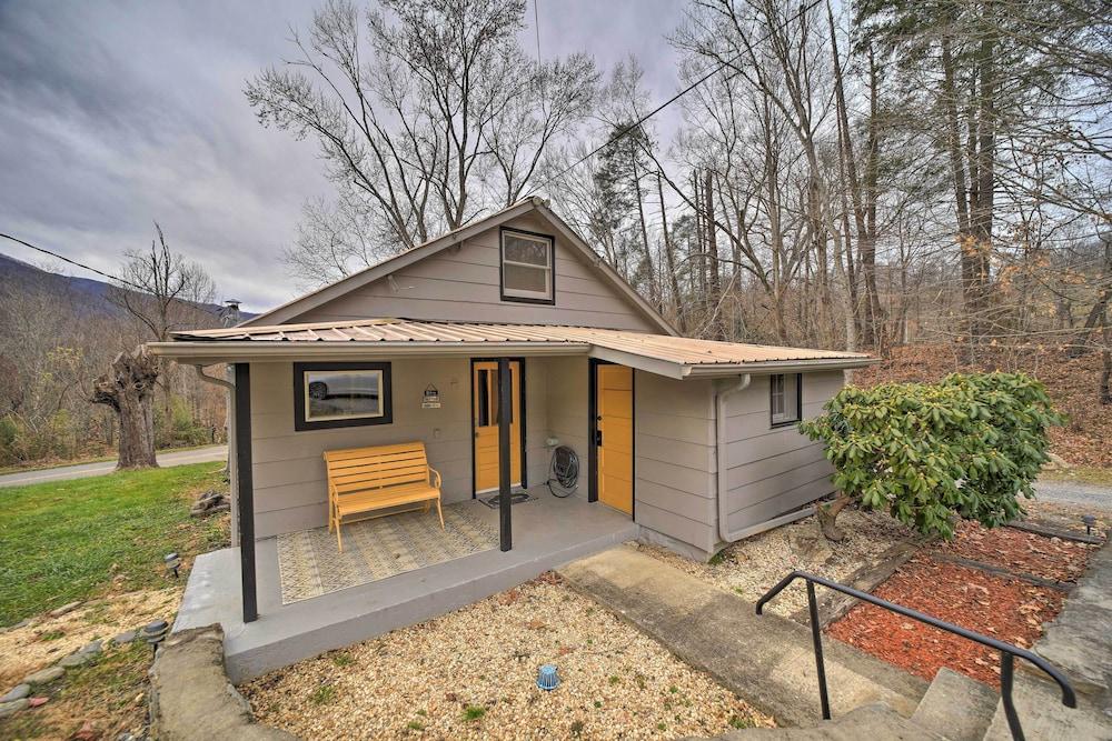 Bright Farmhouse w/ Fire Pit & Mountain View!