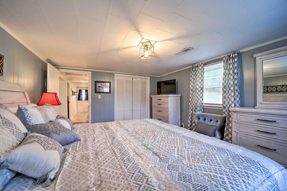 Bright Farmhouse w/ Fire Pit & Mountain View!