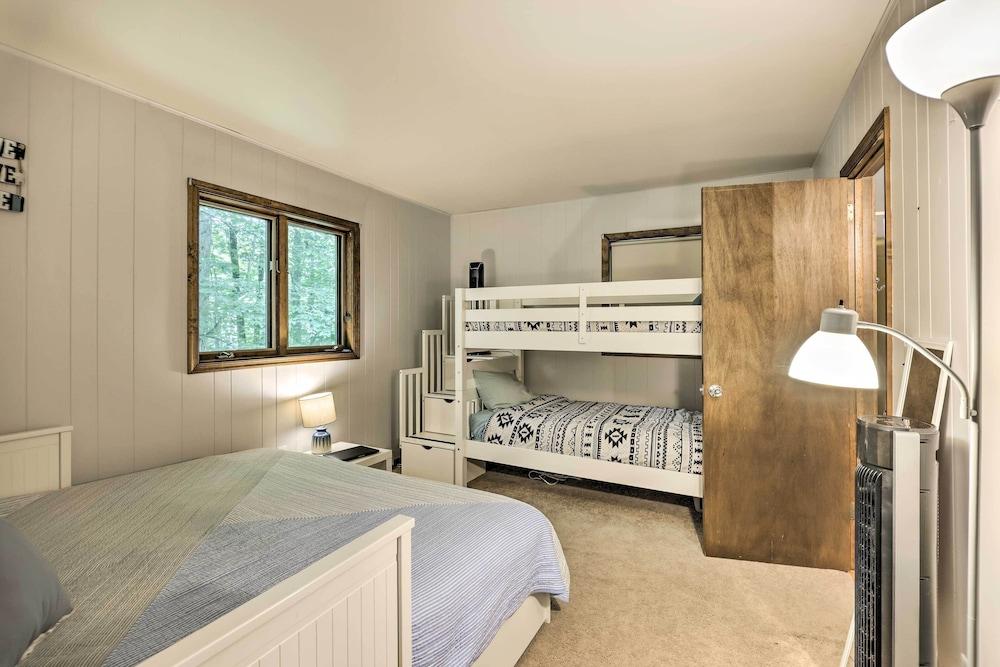 Peaceful Poconos Hideaway: Grill + Fire Pit!