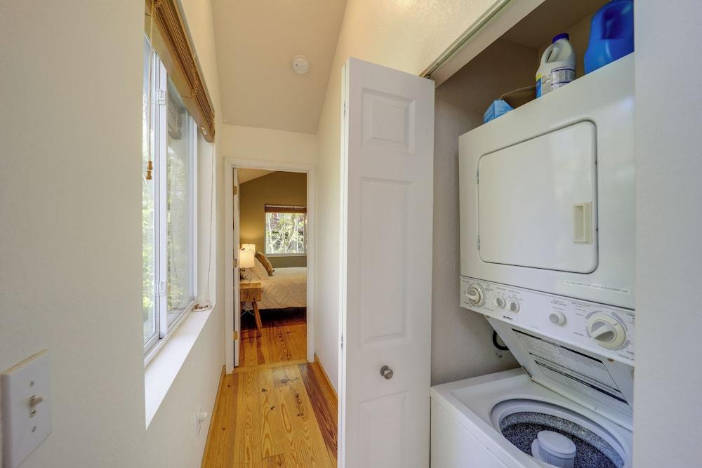 10 Mi to Sugar Mountain: Cozy Newland Cabin!