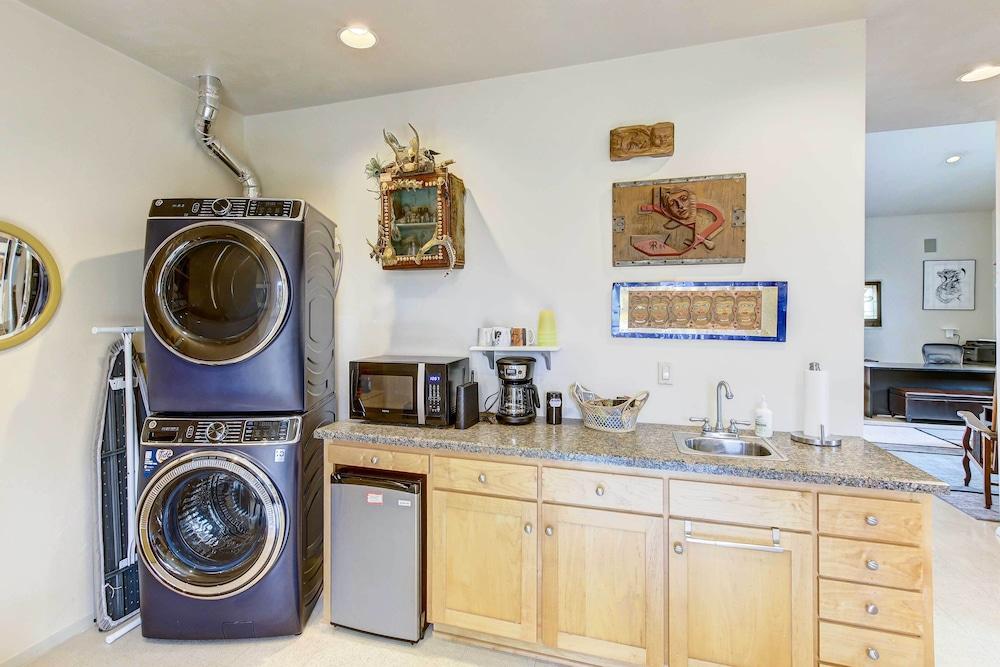 Charming Bayview Art House With Deck & Grill!