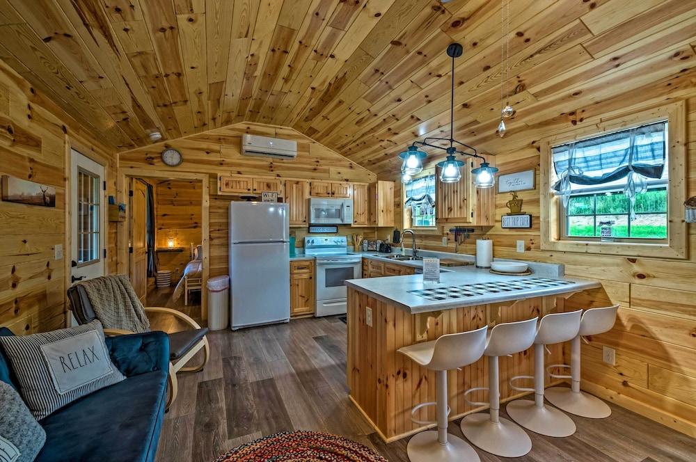 Lakefront Paradise: On-site Hiking & Waterfall!