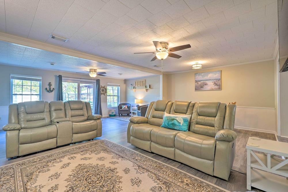 Port St Joe Getaway w/ Large Yard & Fire Pit!