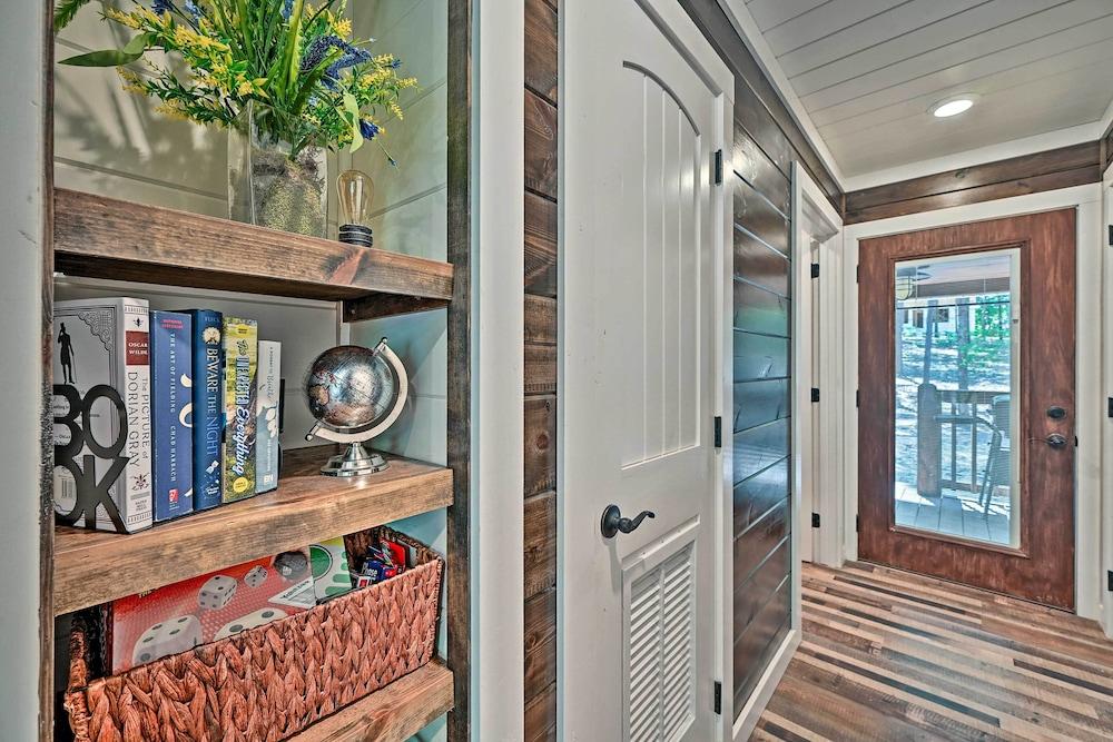 Modern Studio Cabin With Fire Pit, Deck, & Bbq!