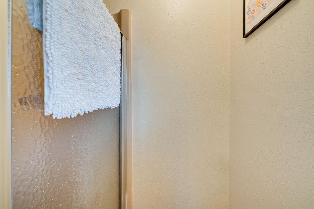 Walk to Seaside Beach: Vacation Rental Cottage!