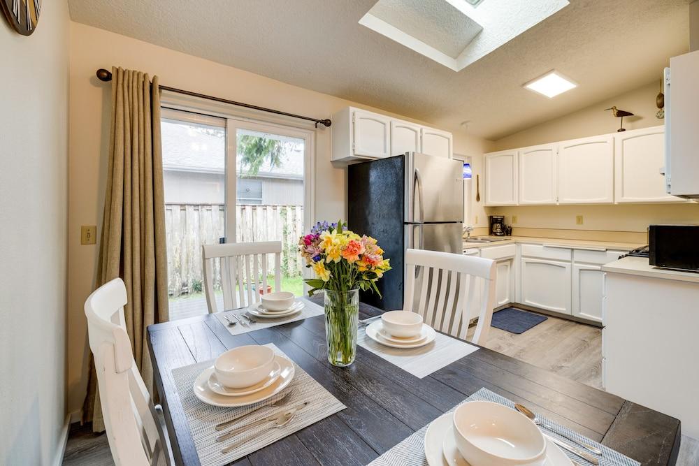 Walk to Seaside Beach: Vacation Rental Cottage!