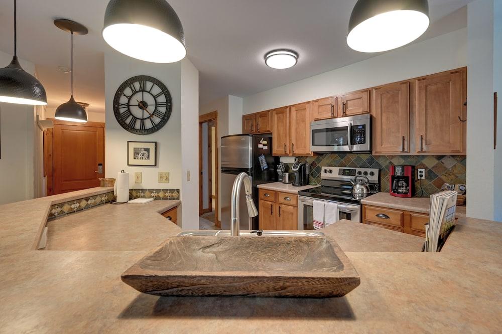 Upscale Condo w/ Balcony < 1/2 Mi to Ski Resort