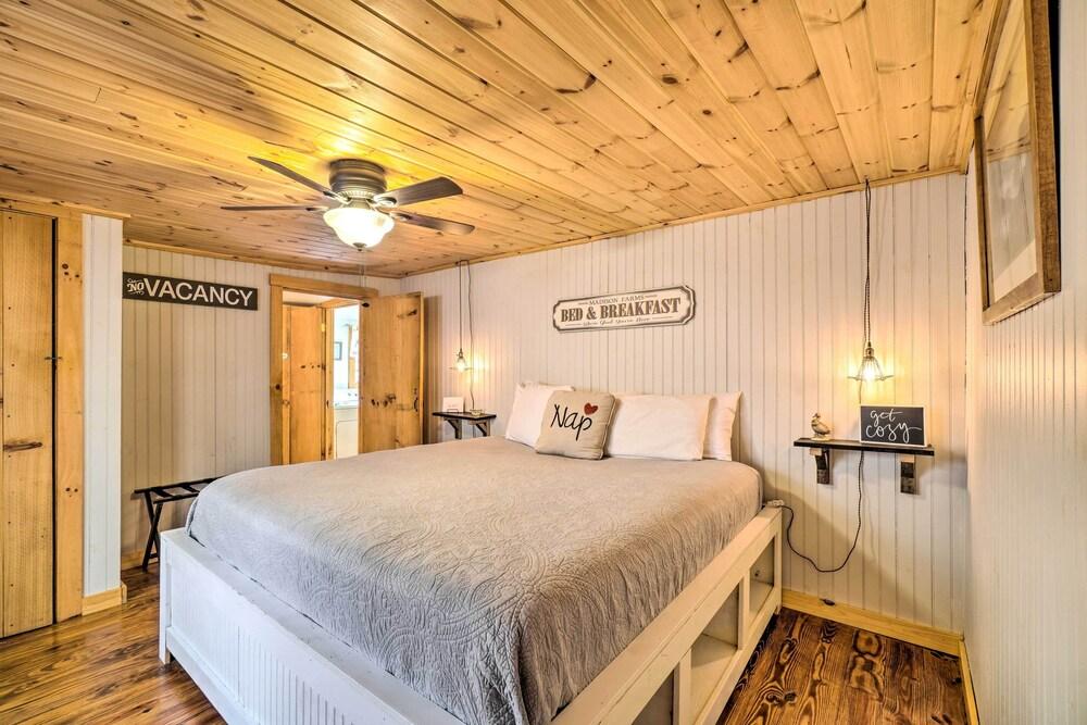 Rustic Robbinsville Cabin w/ Fire Pit!