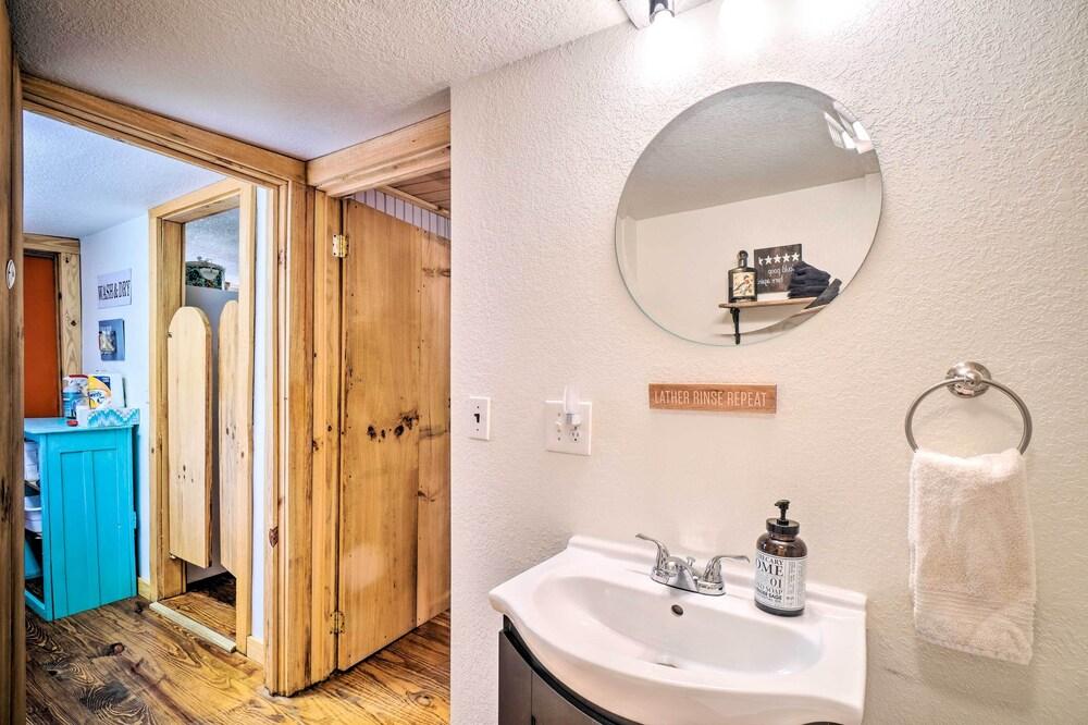 Rustic Robbinsville Cabin w/ Fire Pit!