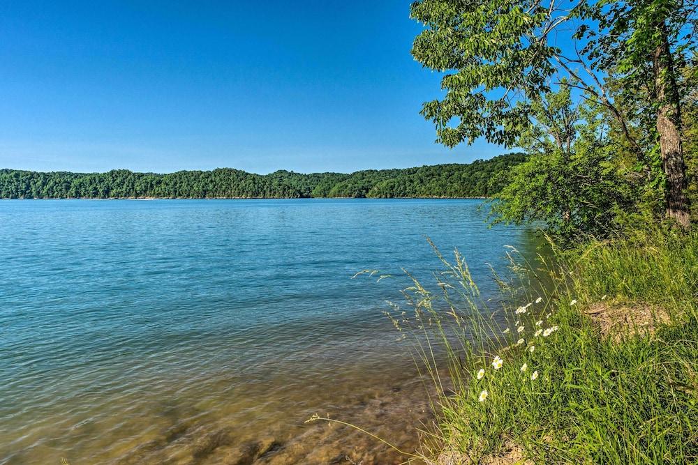 Cottage w/ Deck & Bbq: 2 Mi to Dale Hollow Lake!