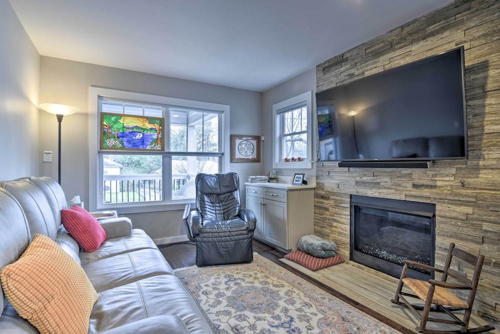 Chic, Central Downtown Duplex ~ 1 Mile to Duke!