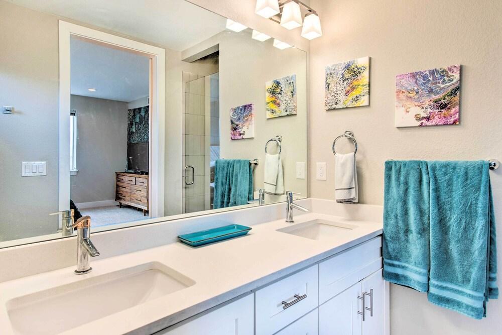 Chic, Immaculate Townhome w/ Rooftop Fire Pit