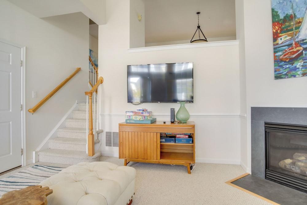 Shared Pool & Bay Access: Ocean View Retreat