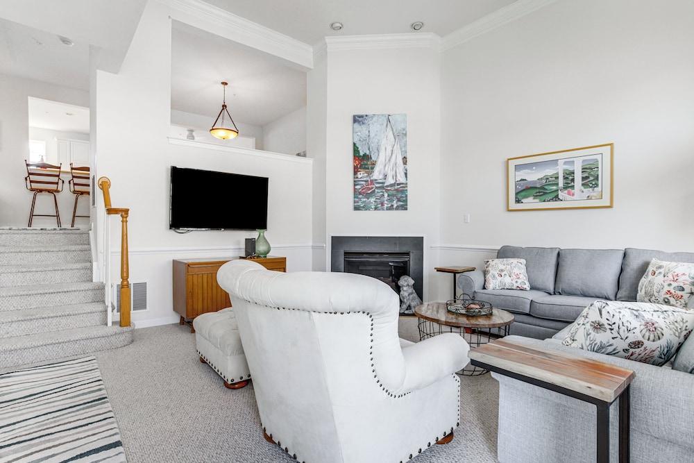 Shared Pool & Bay Access: Ocean View Retreat