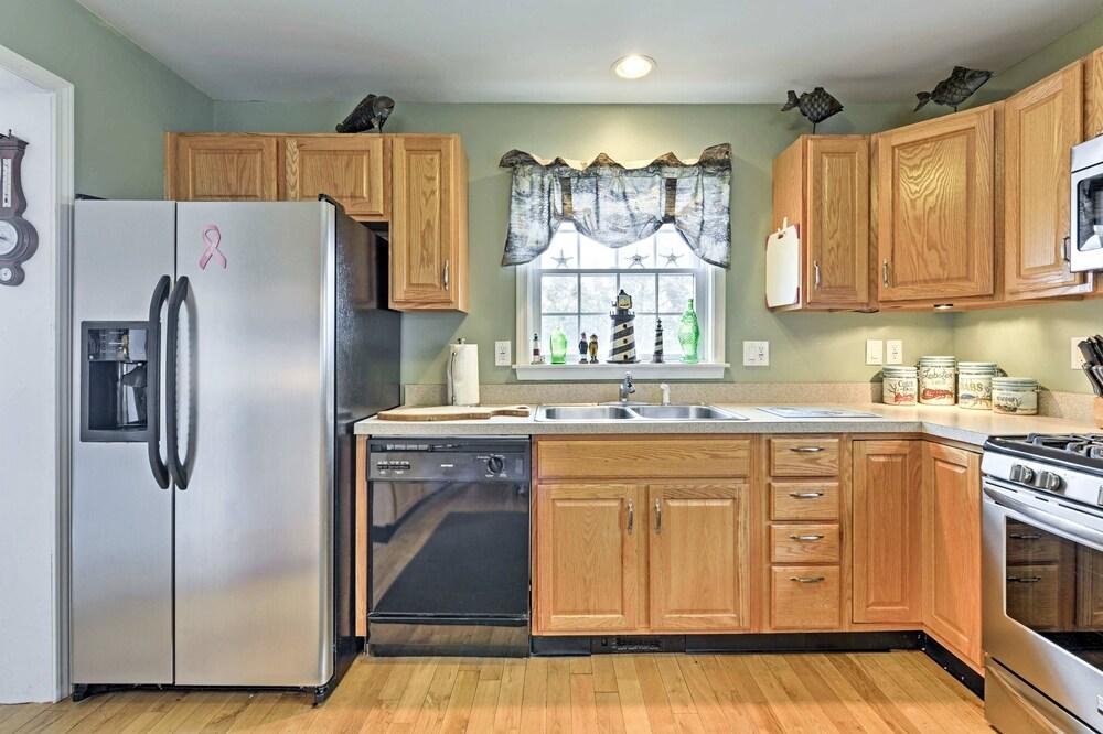 New Jersey Home - Deck, Grill & Walkable to Beach!