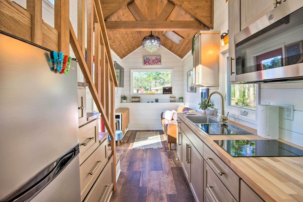 Shared Dock & Lake Access: Daingerfield Tiny Home