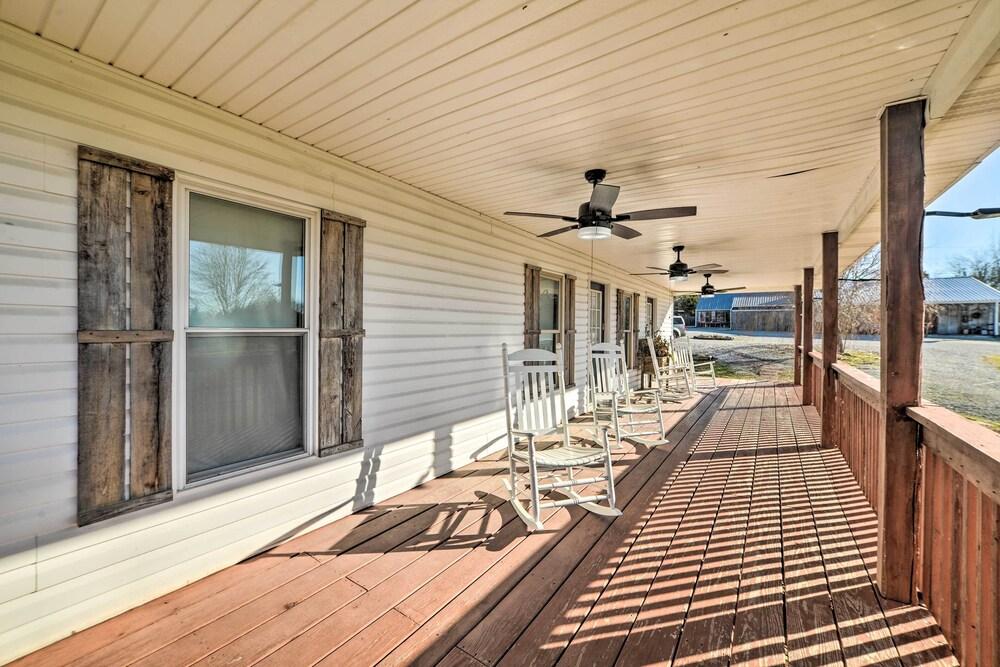 Charming Mckenzie Farmhouse w/ Fire Pit!