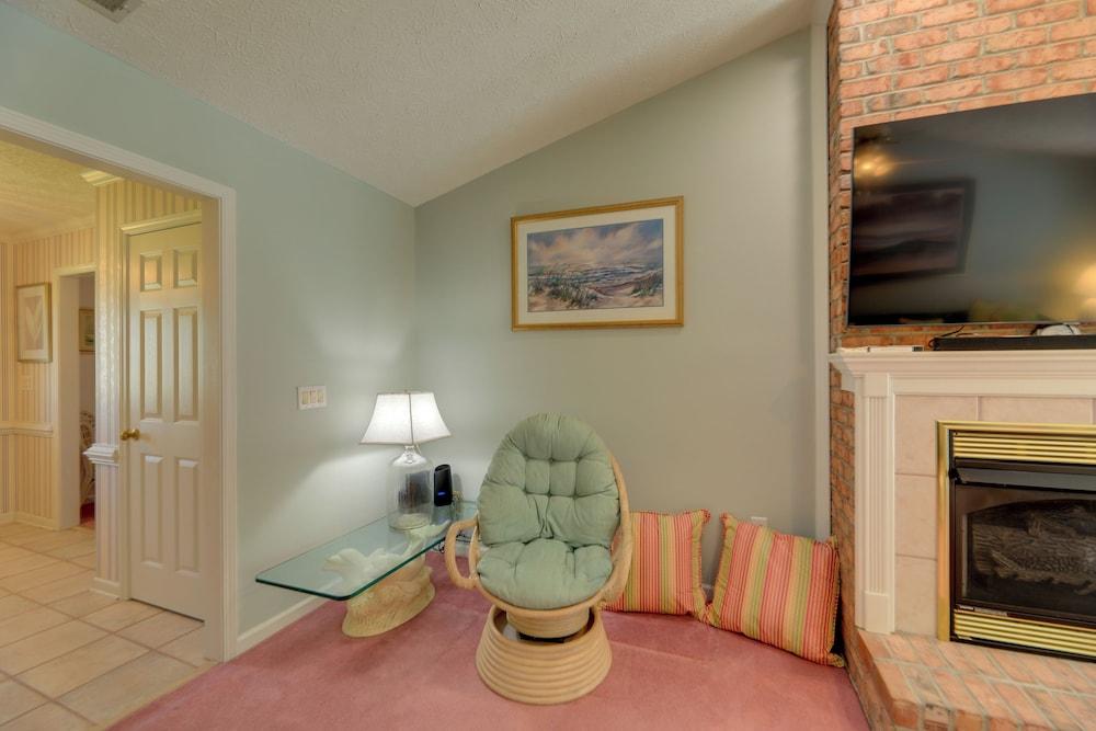 Pine Knoll Shores Getaway - Walk to Beach!