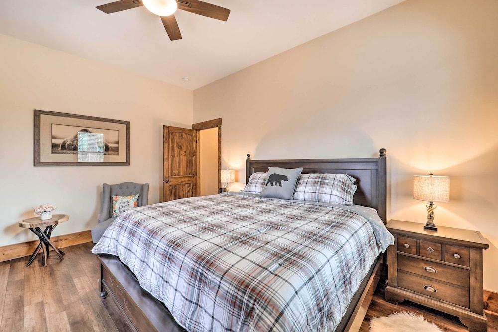 Mountainside Retreat w/ Fire Pit in Banner Elk