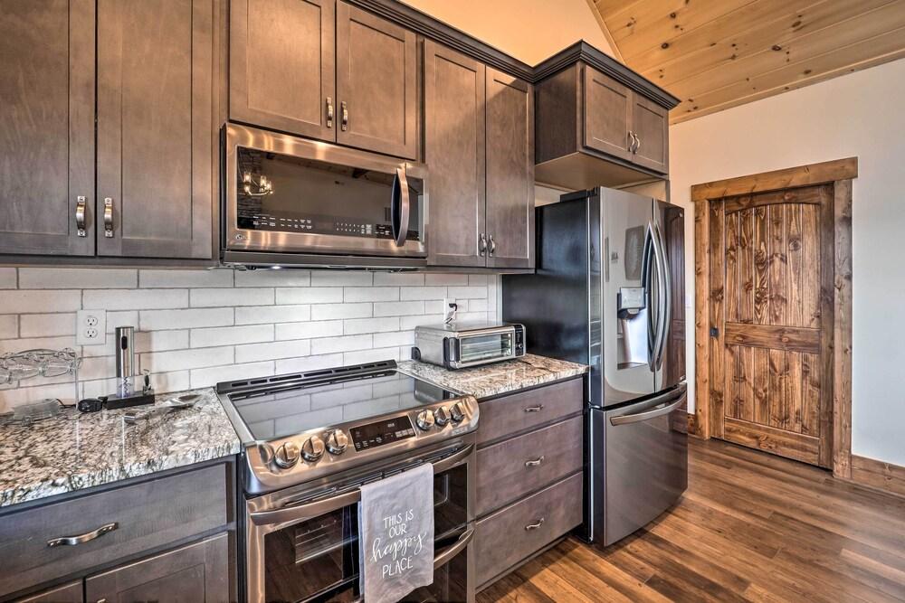 Mountainside Retreat w/ Fire Pit in Banner Elk