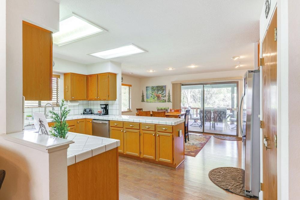 Mountain Paradise ~ 1 Mile to Pine Mountain Lake!