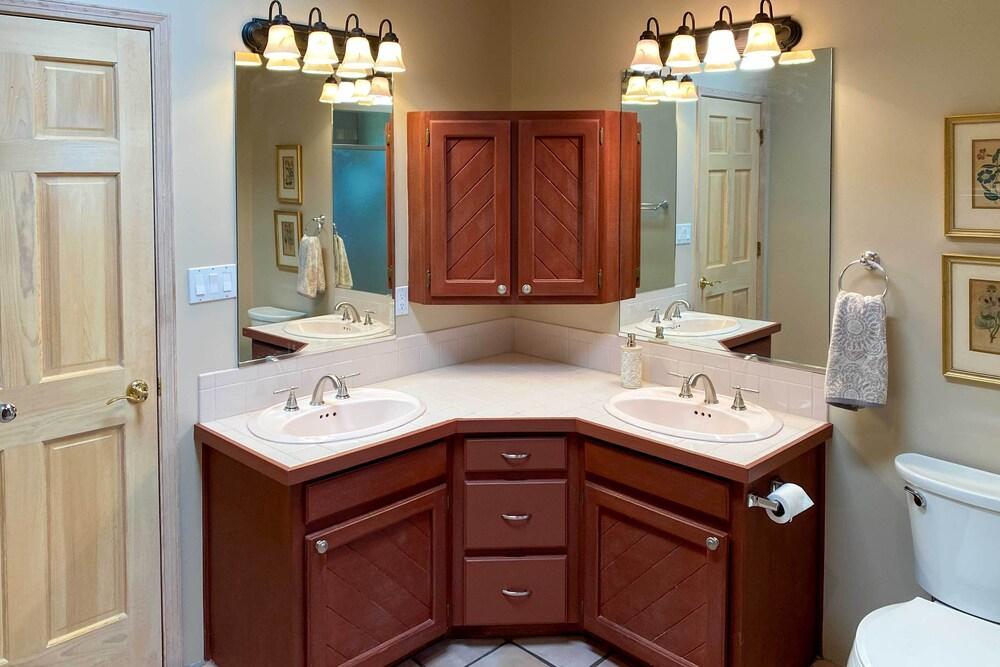 Adobe Retreat in Santa Fe w/ Deck & Mountain Views