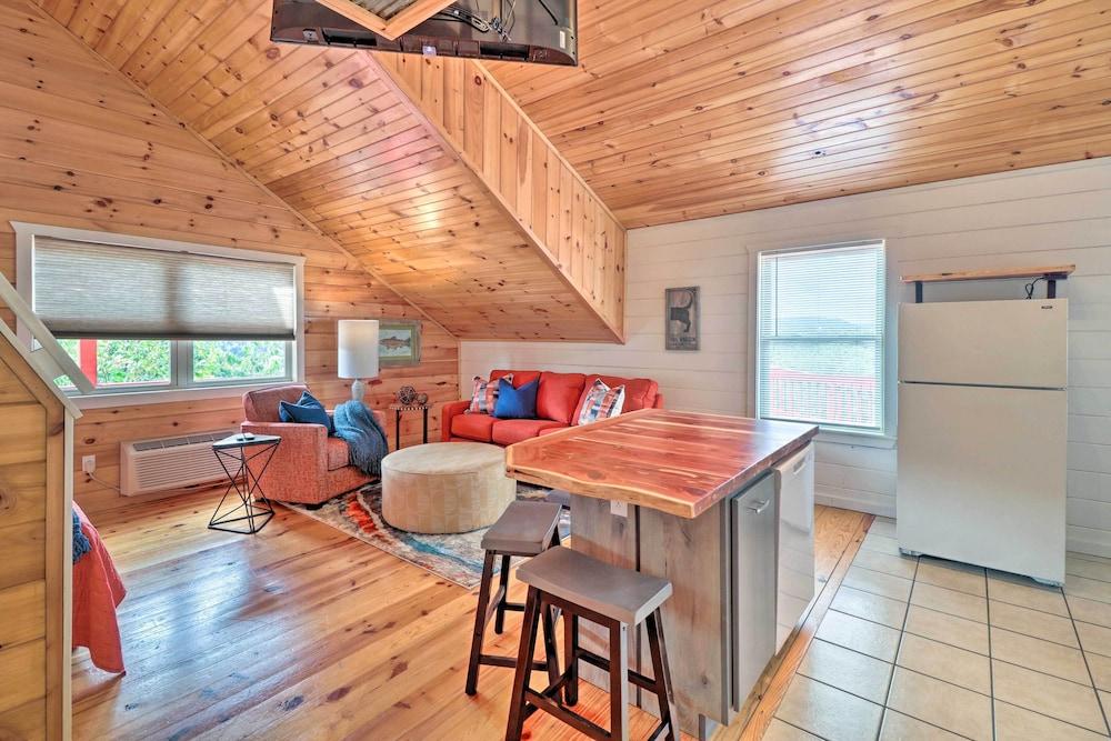 Mountain View Escape - 1 Mile to White River!