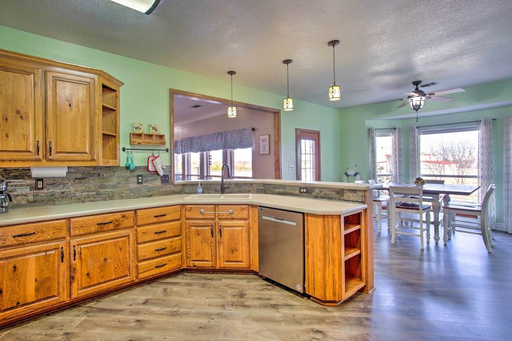 Sherman Villa: Private Pool & Hot Tub!