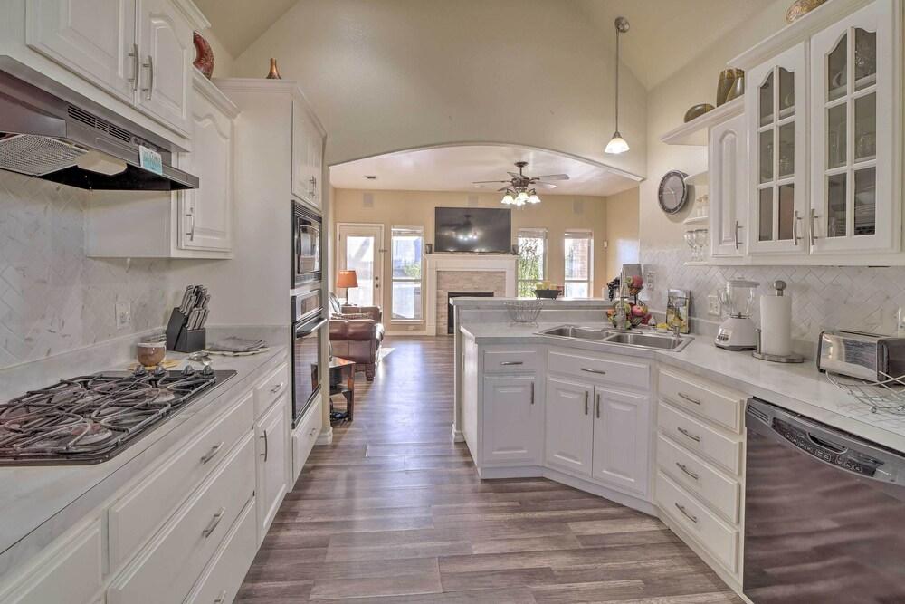 Spacious Broken Arrow Retreat: Yard + Grill!