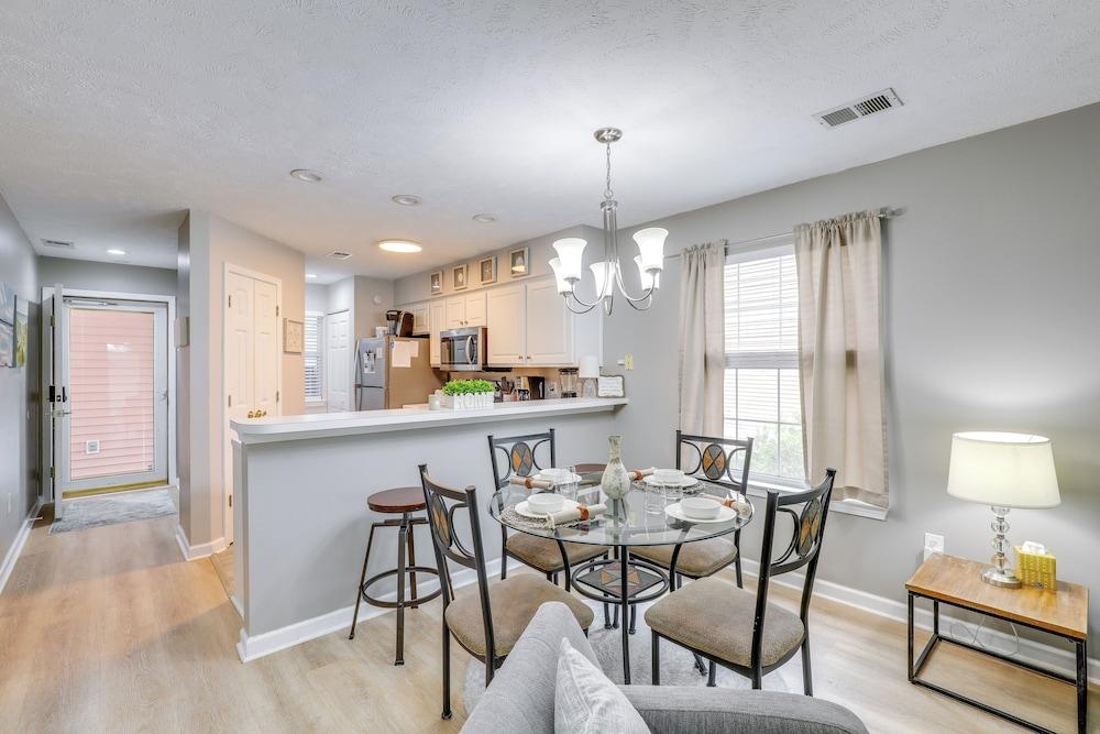 'southern Charm' Condo w/ Pool ~ 4 Mi to Broadway!