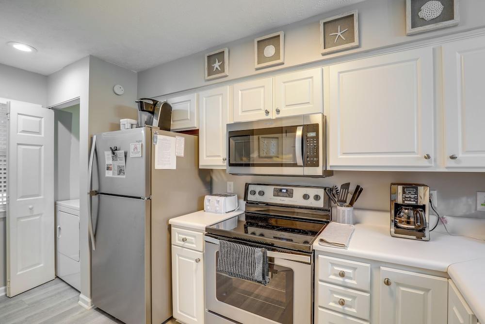 'southern Charm' Condo w/ Pool ~ 4 Mi to Broadway!