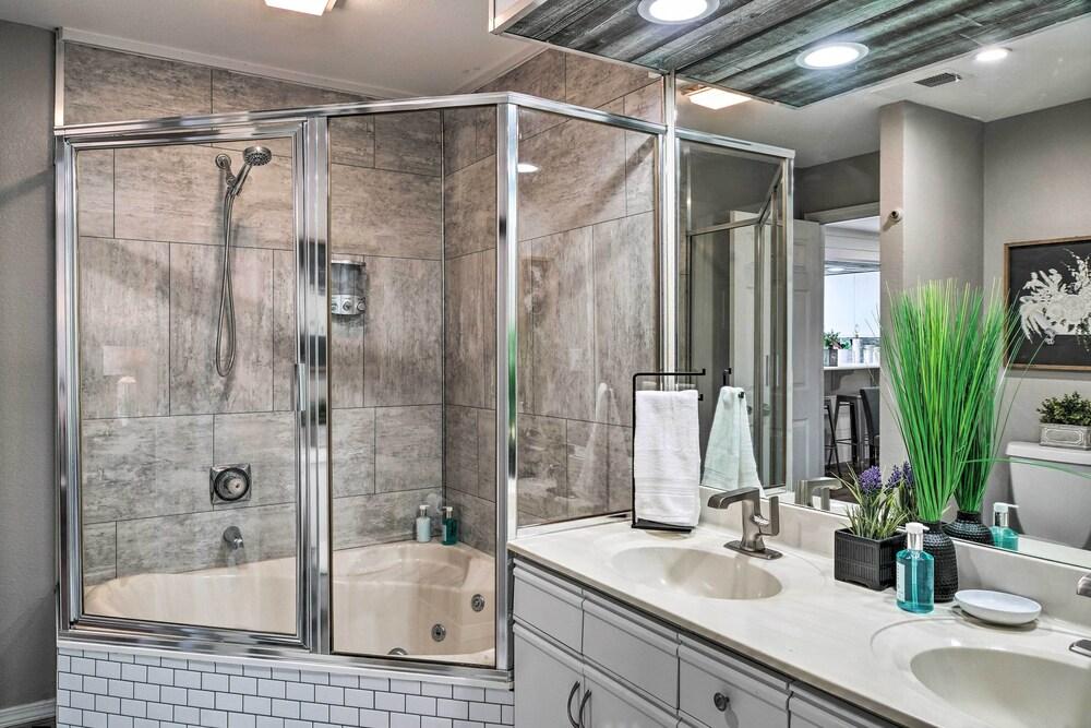 Modern Branson Escape w/ Lake Taneycomo Views!