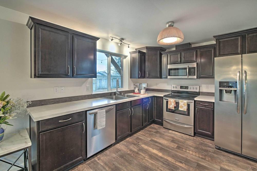 Enumclaw Home - 60 Mi to Mount Rainier!