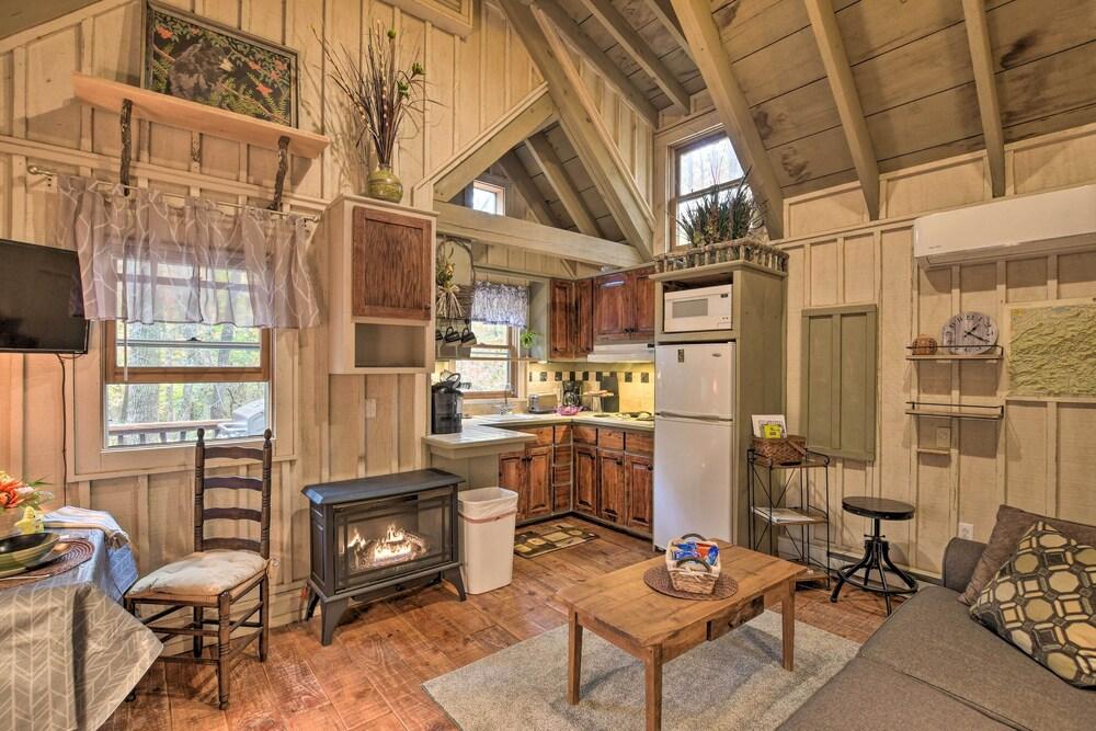 Restful Creekside Retreat by Table Rock State Park